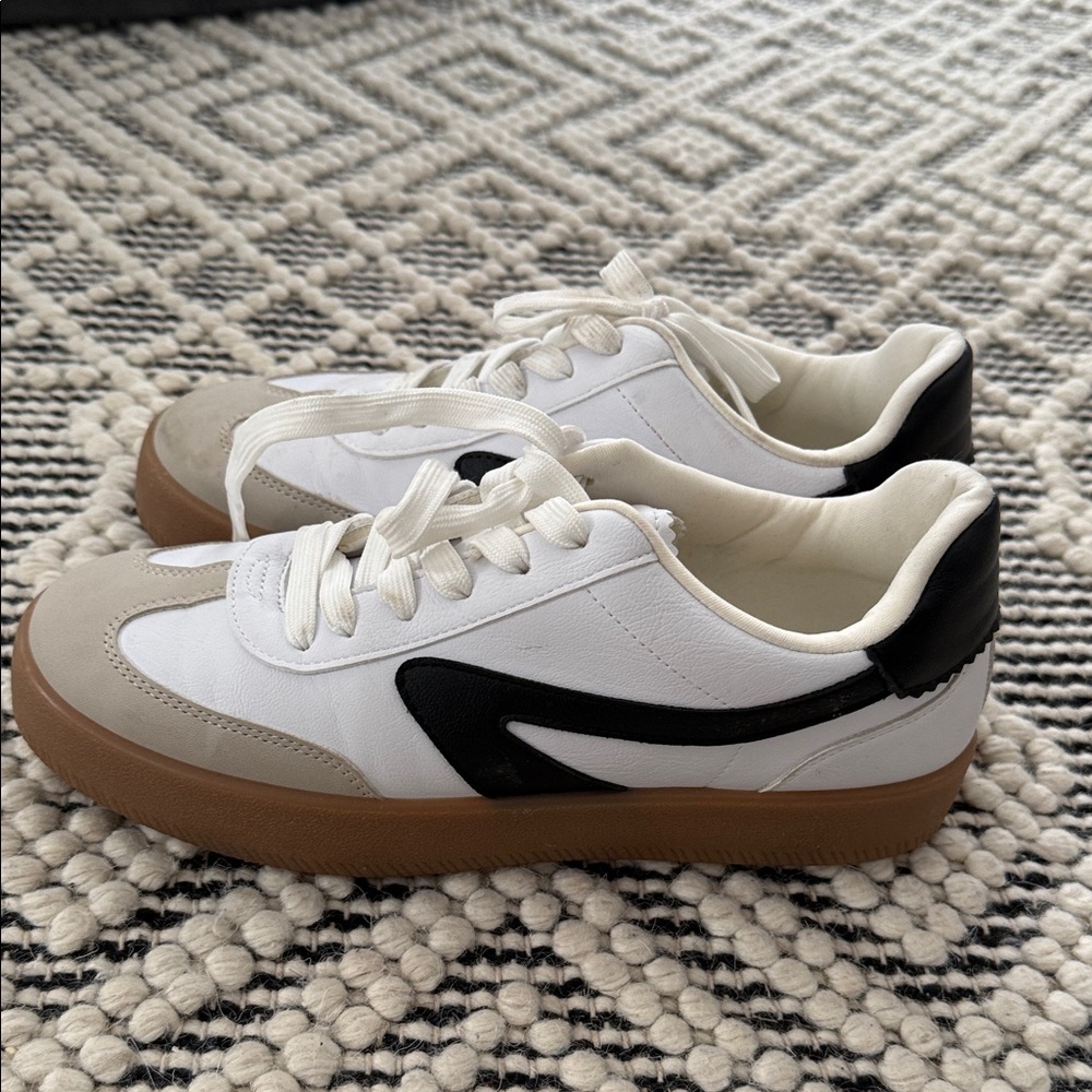 DV by Dolce Vita White Black Tan Low-Top Sneakers